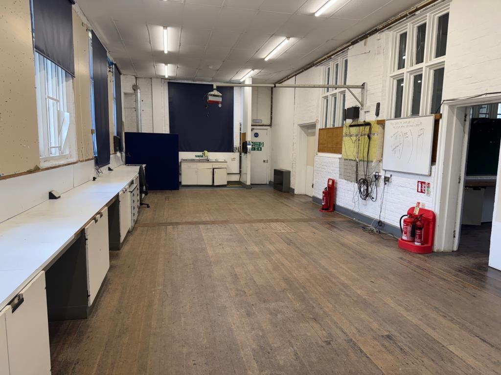 Lot: 43 - FREEHOLD COMMERCIAL PROPERTY WITH CONVERSION/REDEVELOPMENT POTENTIAL - Hall 1